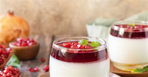 Festliches Dessert Weiße Schokoladencreme mit Granatapfel im Glas