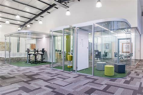 Raum-in-Raum-System optimiert die Akustik im agilen Büro