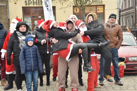 Gniezno Rynek opanowały Mikołaje na Kółkach Zbierali zabawki dla