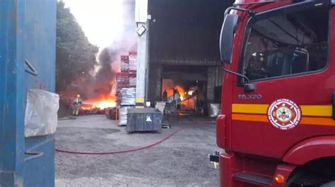 Incêndio atinge empresa de reciclagem em Cachoeirinha Abrerpi