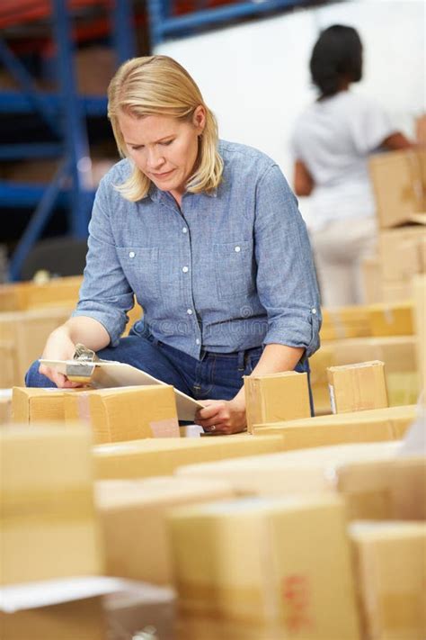 Arbeitskräfte Im Lager Das Waren Für Versand Vorbereitet Stockfoto