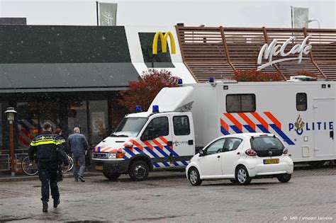 Man Vast Voor Dodelijke Schietpartij In Mcdonald S Ditjes En Datjes