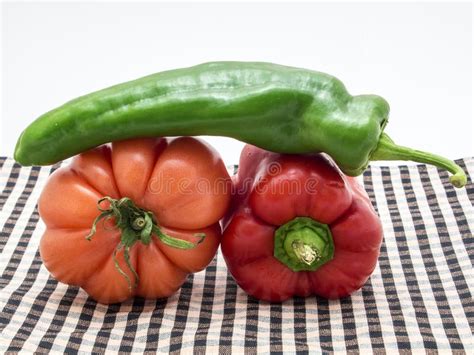 Pimentas Vermelhas E Verdes Empilhadas Foto De Stock Imagem De Comer