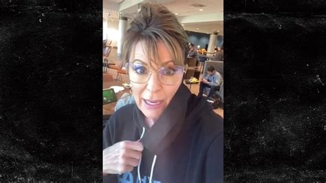 Sarah Palin Mocks Mask Wearing By Going 'Rogue' at LAX