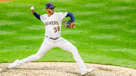 Brewers' Devin Williams named NL Reliever of the Year