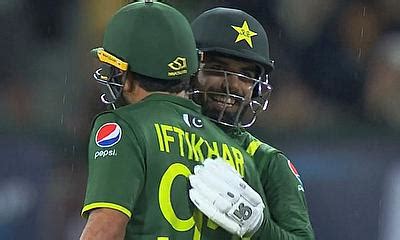 Icc T Wc Shadab S All Round Show Helps Pakistan To Stay Afloat