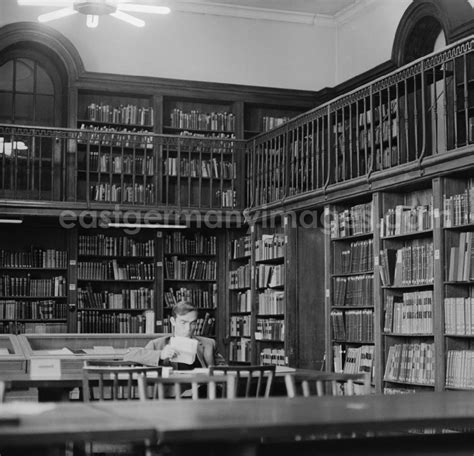 GDR picture archive: Berlin - Mitte - Visitors in the reading room of the German State Library ...