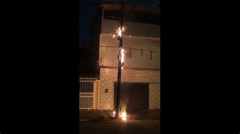 Fiação pega fogo em poste em Ipatinga