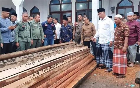 Kayu Tak Bertuan Di Sumbar Dimanfaatkan Untuk Pembangunan Masjid