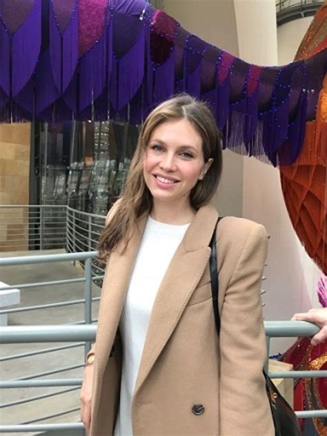 La modelo y empresaria Dasha Zhukova vista el Guggenheim Bilbao País