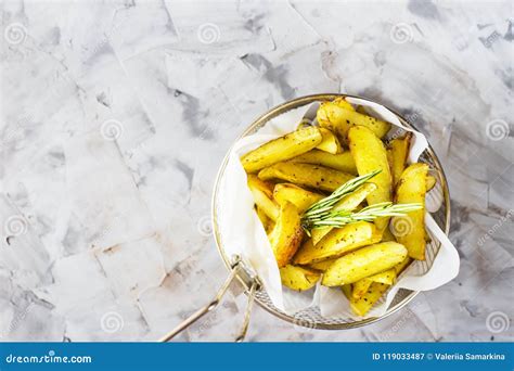 Pommes De Terre Cuites Au Four Dans Un Style Campagnard Image Stock