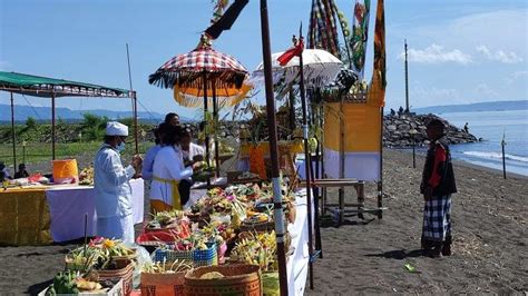 Umat Hindu Di Banyuwangi Gelar Upacara Melasti Jelang Nyepi Berharap