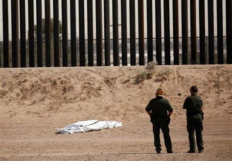 Migrante muere tras caer del muro entre México y EEUU