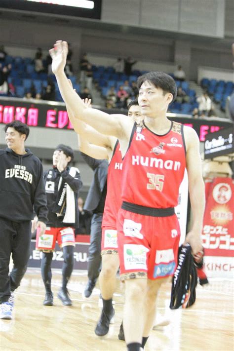 試合後、観客の声援に応える大阪エヴェッサ・鈴木主将 ― スポニチ Sponichi Annex スポーツ