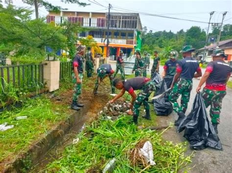 Prajurit Brigif Gurana Piarawaimo Bersihkan Saluran Drainase Air Dan