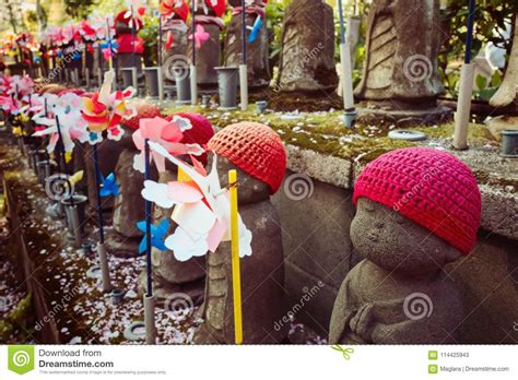 Estatua Adornada De Jizo En El Templo De Zojoji Tokio Imagen De