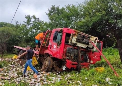 Tremedal Caminhão da Itaipava perde freio motorista e ajudante ficam