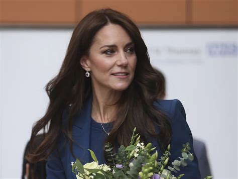 Kate Middleton é vista ao lado de William após rumores de divórcio