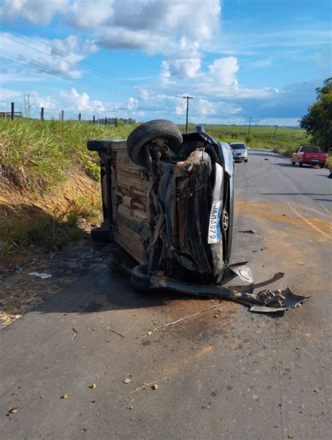 Motorista Dorme Ao Volante E Carro Capota Jogando Tr S Pessoas Para