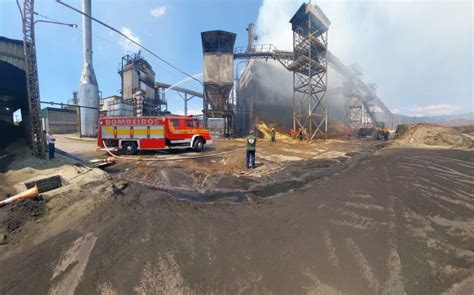 Rio Negrinho bombeiros e mais de 30 brigadistas combatem incêndio em