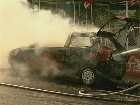 G1 Carro pega fogo no meio de rua na Zona Sul de Manaus notícias em