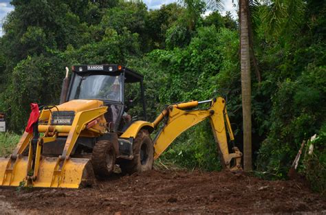 Vila Flores Realiza Reparos Em Estradas Do Munic Pio R Dio Studio