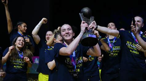 Basketbol FIBA Kadınlar Avrupa Ligi nin şampiyonu Fenerbahçe kupasını aldı