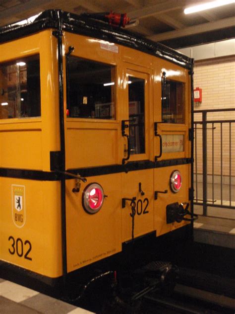 Ein Historischer U Bahnwagen Aus Berlin Im Bahnhof Olympiastadion Am