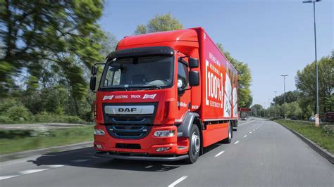daf pabegynder leverancer af sin nye lf el lastbil