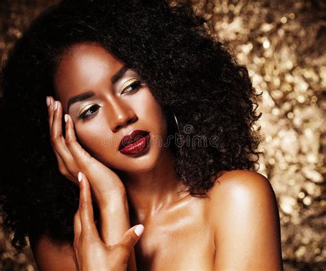 Joven Y Elegante Mujer Afroamericana Con Pelo Afro Maquillaje De