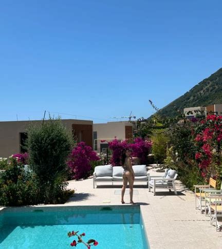 Melinda Ademi mahnit me fotografitë në bikini E nxehtë si moti Telegrafi Telegrafi