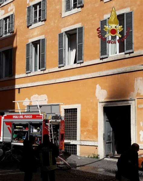 Roma Incendio In Un Palazzo 5 Squadre Dei Vigili Del Fuoco In Azione