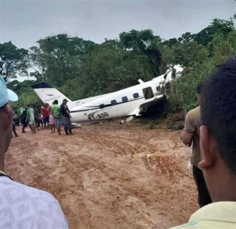 Brasil Avi O Cai Na Selva Amaz Nica Causando Mortos Renascen A