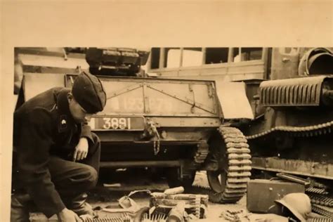 ALTES ORIGINAL FOTO 2 WK Panzersoldat An Einen Beutepanzer Frankreich