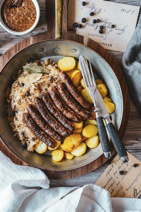 Rezept für Nürnberger Rostbratwürste mit Bratkartoffeln Tables and Fables