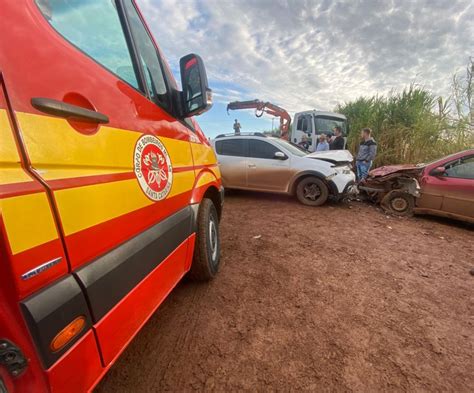 Colisão frontal entre dois veículos deixa uma mulher e uma criança de