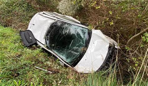 Vola Nella Scarpata Con L Auto Salvo Per Miracolo Nel Vibonese Il