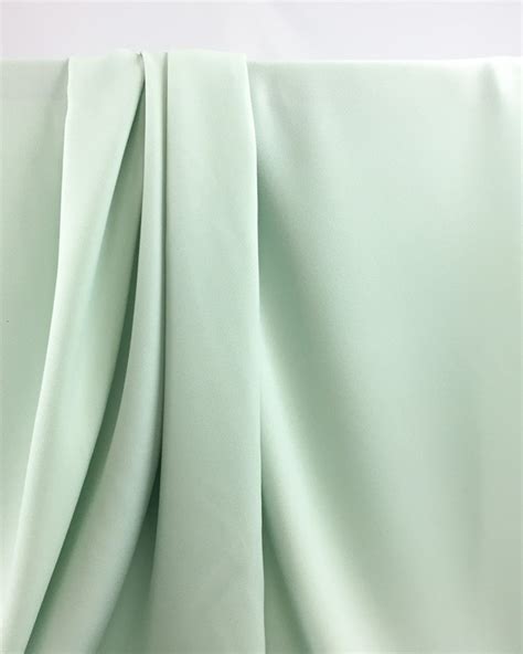 Tissu crêpe vert pastel envers satin Cristina Mercerine