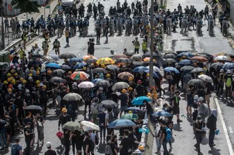 香港七一反逃犯条例抗议：占领立法会行动遭催泪弹清场，特首林郑谴责“极端暴力” Bbc News 中文