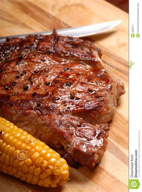 Um Bife Grelhado Do Ribeye Do BBQ Imagem De Stock Imagem De Carne