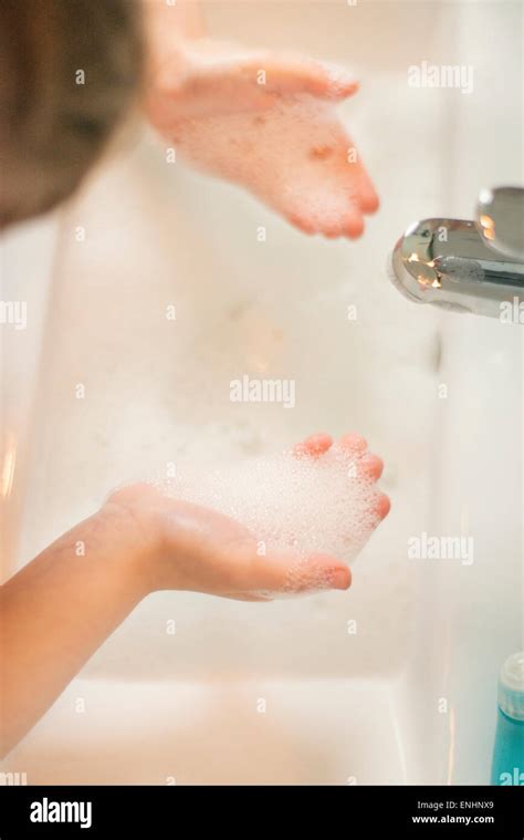 Enfant qui se lave les mains Banque de photographies et dimages à