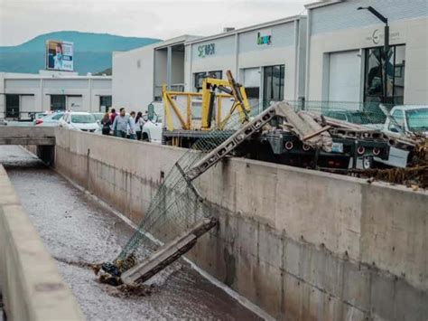 Lluvias arrastran autos y afectan casas en Querétaro