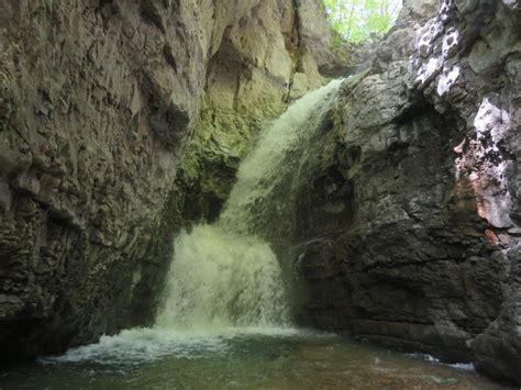 Hike to the Walls of Jericho, Alabama | Julie Journeys