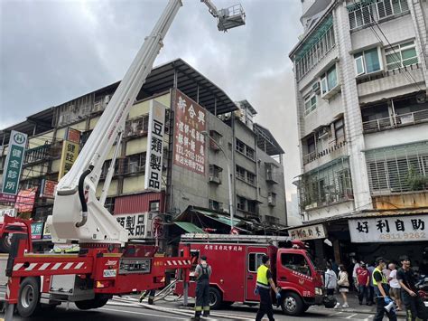 【影】新店區建國路市場爆火警 起火點是2樓廢棄倉庫 火勢控制無人傷亡 中天新聞網