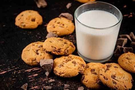 Galletas Caseras Con Trozos De Chocolate Con Leche Y Un Vaso De Leche