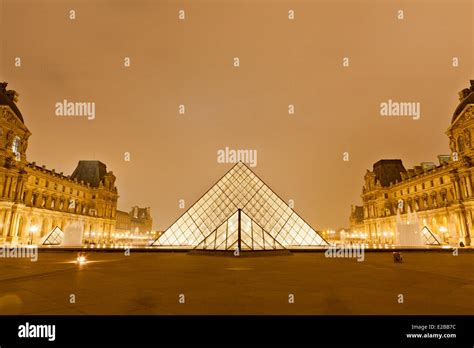 Francia Paris La Pir Mide Del Louvre Por El Arquitecto Ieoh Ming Pei