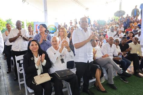 Director Iad Acompa A A La Vicepresidenta Raquel Pe A En Acto Entrega