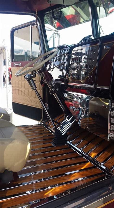 Beautiful interior of this 359 Peterbilt (With images) | Big trucks ...