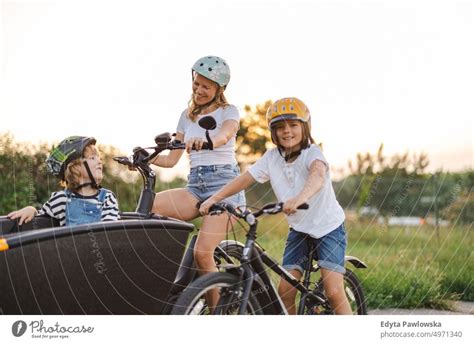 Mutter Mit Kindern Beim Radfahren Auf Dem Lande Ein Lizenzfreies