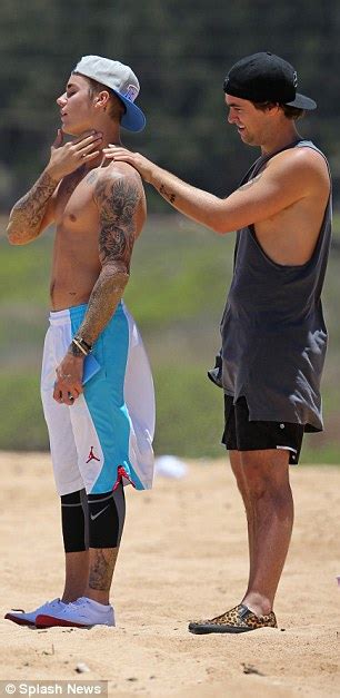 Justin Bieber Takes Selfie As He Relaxes Shirtless On Hawaiian Beach